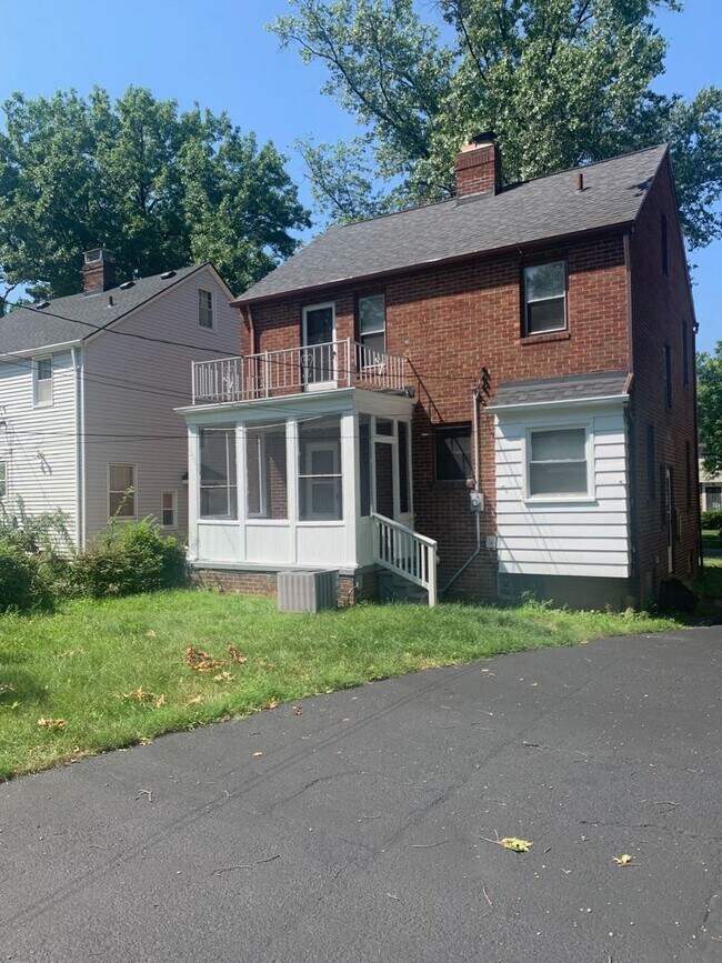 Building Photo - Beautiful Cleveland Heights 4 Bedroom Home...