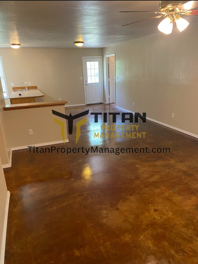 Building Photo - 3b/2b house