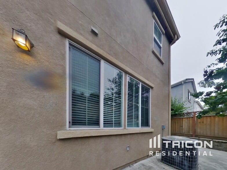 Building Photo - 1209 Halsey St
