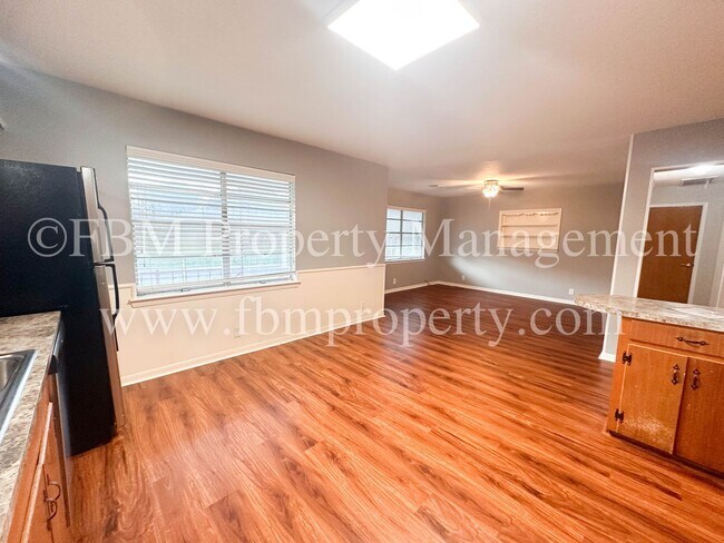 Building Photo - 603 E Lampasas St