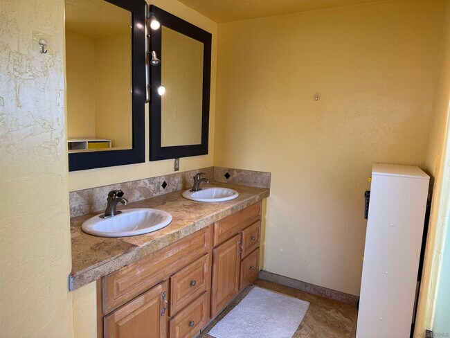 Building Photo - 3582 Governor Dr