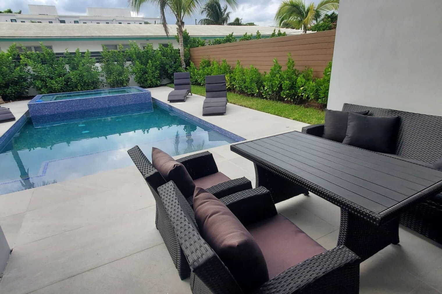 Building Photo - 547 NE 16th Ave