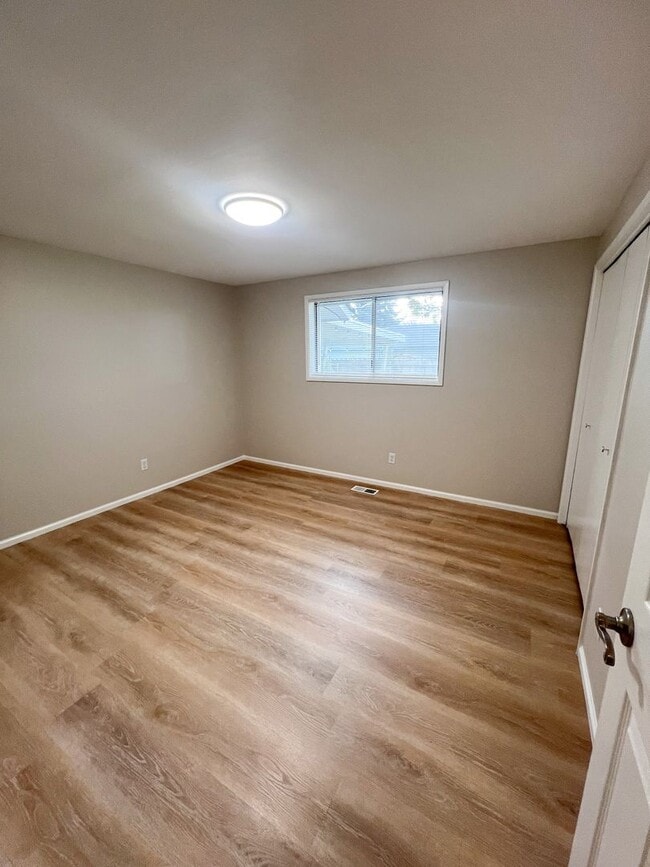 Building Photo - 3 Bedroom, 2 bath 1836 sqft House in Sunset Village