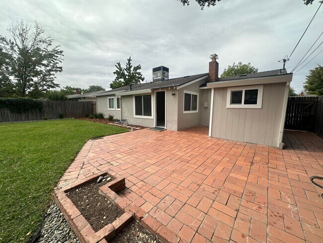 Building Photo - Charming 3-Bed Home with Huge Yard & Fresh...