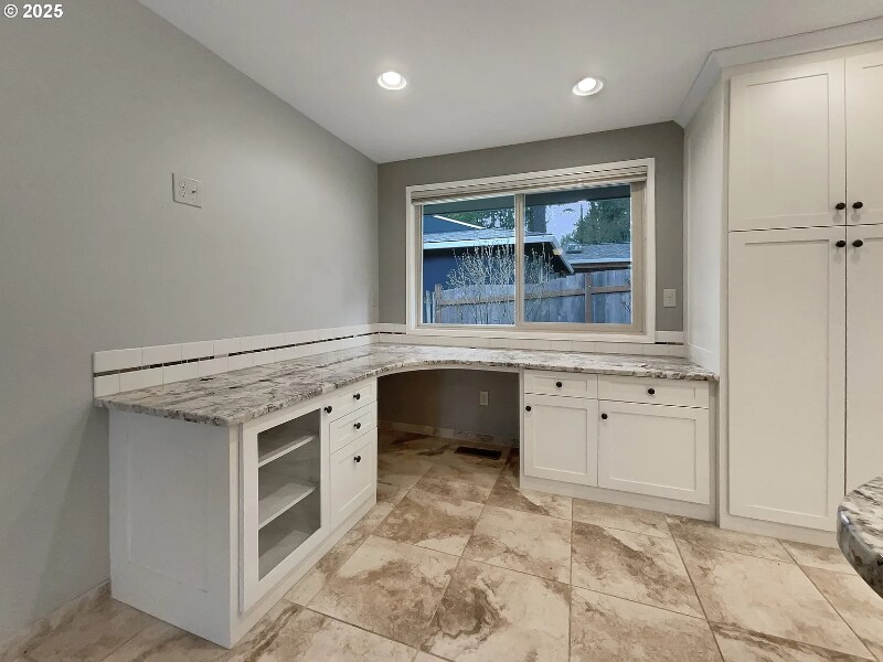 Building Photo - 1690 SW Woodland Terrace