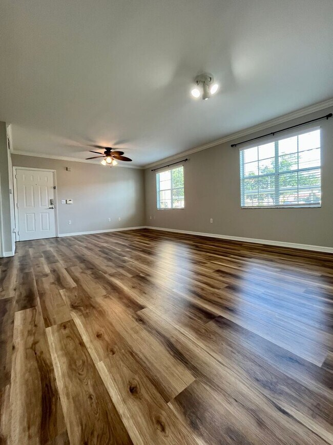 Building Photo - Spacious 2/2 unit becoming available now f...