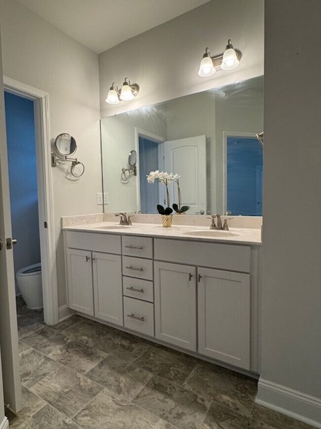 Building Photo - 208 S Merganser Dr