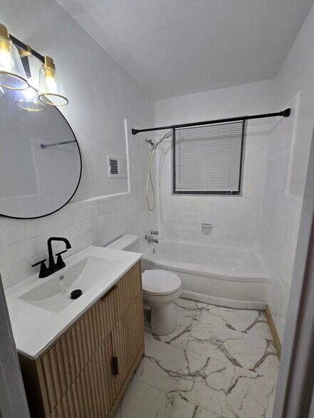 Building Photo - 4352 Ridgewood Cir