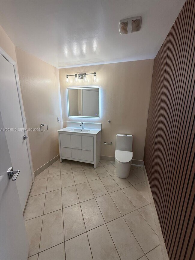 Building Photo - 1900 N Bayshore Dr