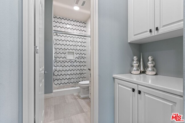 Building Photo - 55 suede