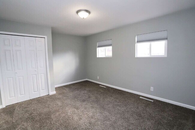 Building Photo - Spacious 5-Bed Gem with Finished Basement ...