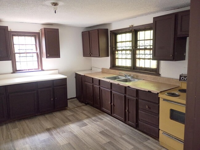 Building Photo - 304 Wells Ave