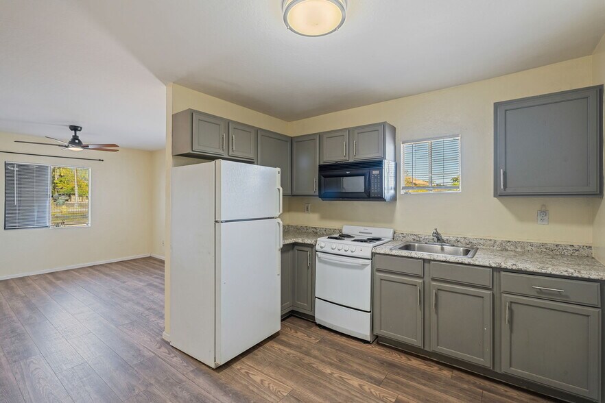 Building Photo - 2745 E Willetta St