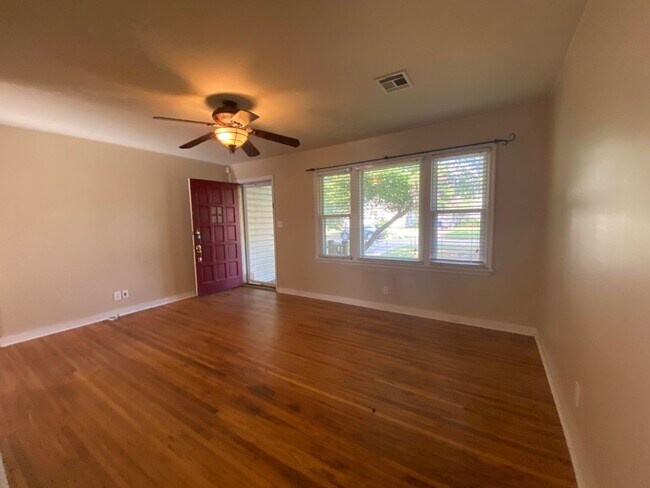 Building Photo - Close to Brookside & Riverparks!!