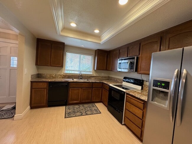 Building Photo - Beautiful 2 bedroom, 2 bath single level t...