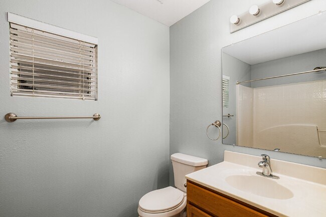 Building Photo - FOR RENT:  4 BEDROOM 2, BATHROOM HOME IN H...