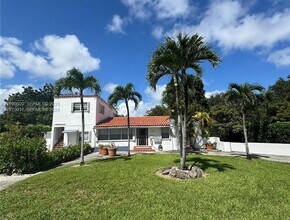 Building Photo - 1105 NE 119th St