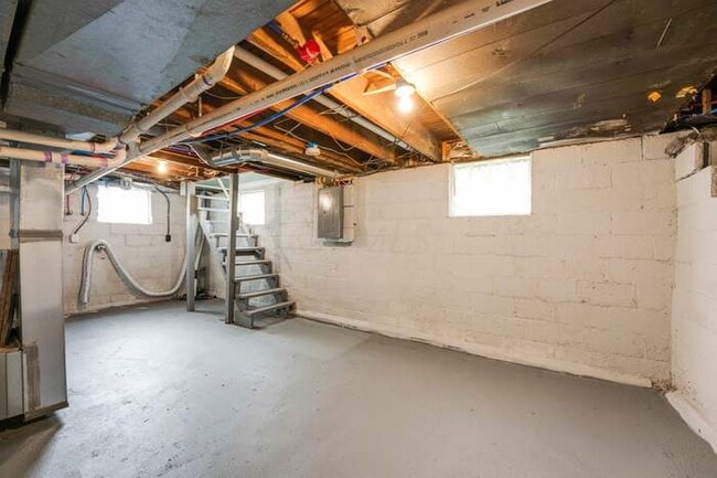 Building Photo - 695 Reinhard Ave