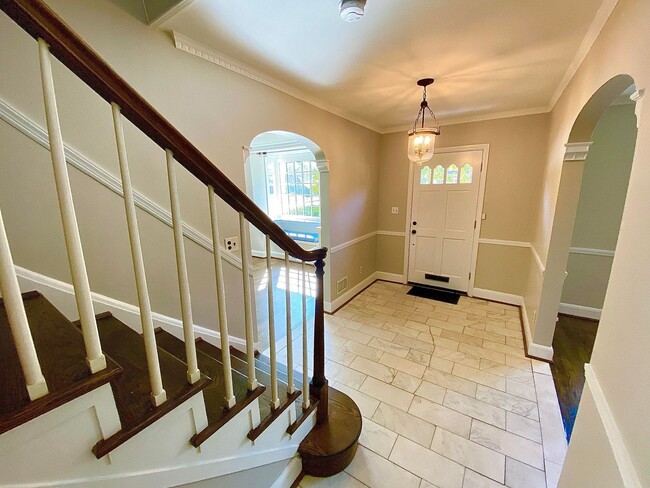 Building Photo - Stunning 4 Bed/3.5 Bath Historic Home - Be...