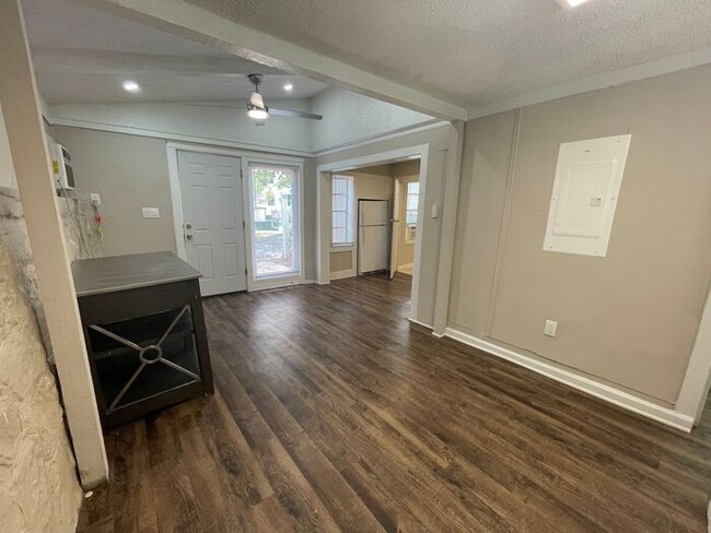 Building Photo - Cozy 1 Bedroom 1 Bath Downstairs Unit Read...