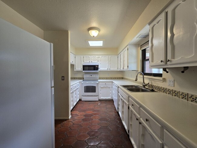 Building Photo - 14 Conchas Loop
