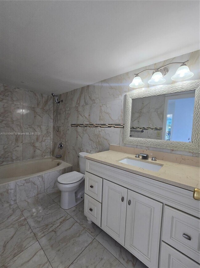 Building Photo - 1000 Parkview Dr