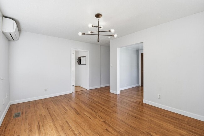 Building Photo - 2bd/1ba Kirkland Home