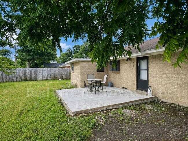 Building Photo - 409 La Salle Dr