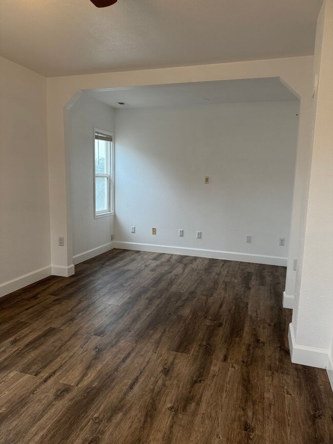 Building Photo - Quiet neighborhood!!