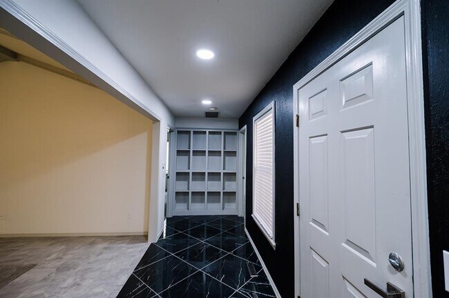 Building Photo - 3215 Woodsboro Dr