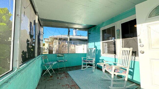 Building Photo - 428 N Oleander Ave