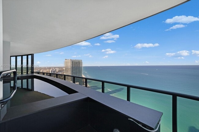 Building Photo - 18555 Collins Ave