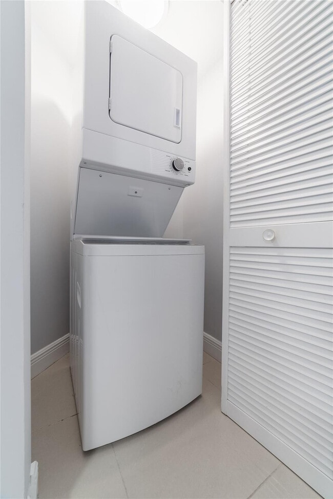 Building Photo - 16699 Collins Ave