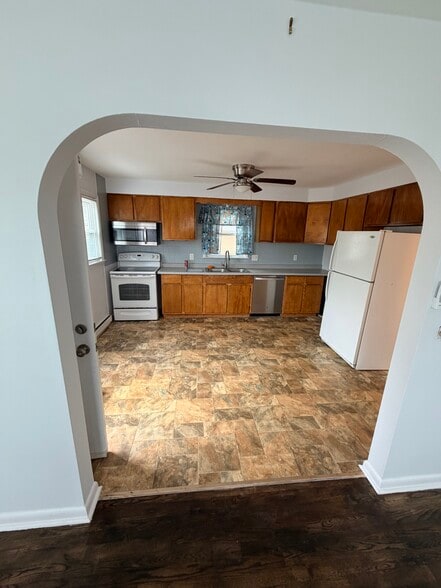 Building Photo - 528 King St