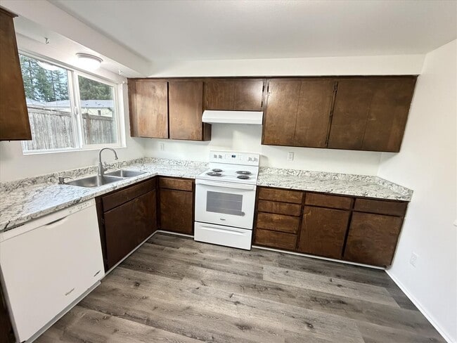 Building Photo - $2100 / 2br - 789 ft2 - Townhome/garage/fenced yard