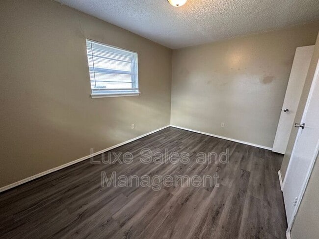 Building Photo - 621 Lotus Ave