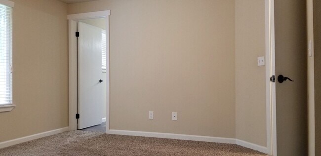 Building Photo - 4 bedroom plus den, living room and family room. North Thurston School Disctrict.