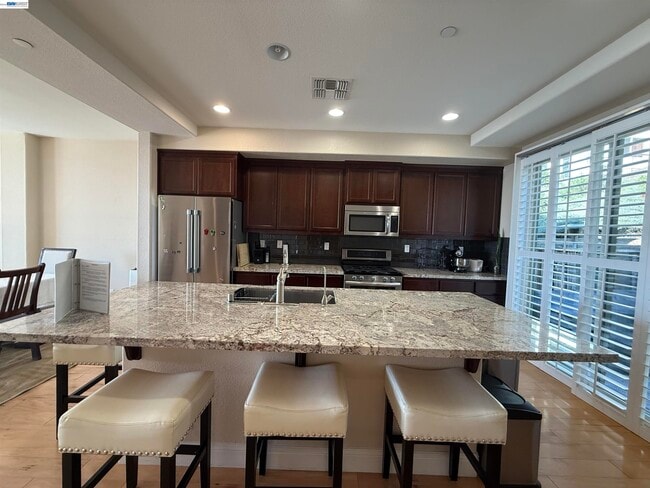 Building Photo - 6492 Bayview Dr