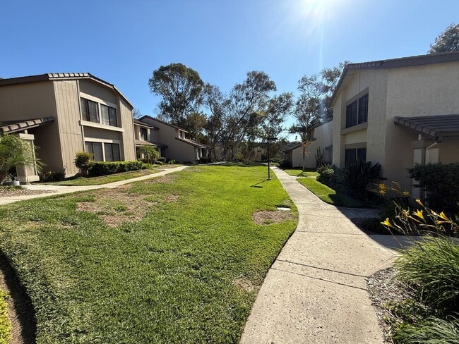 Building Photo - Remodeled 2-Bedroom Townhome in Tierrasant...