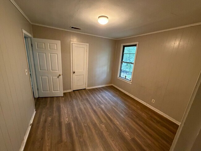 Building Photo - Spacious 3 Bedroom Home