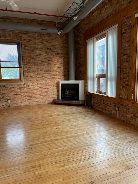 Building Photo - 1114 W Belmont Ave