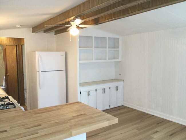 Building Photo - Updated 2 Bedroom 1 Bath Home Located in S...