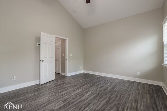 Building Photo - 7431 Silk Tree Pointe