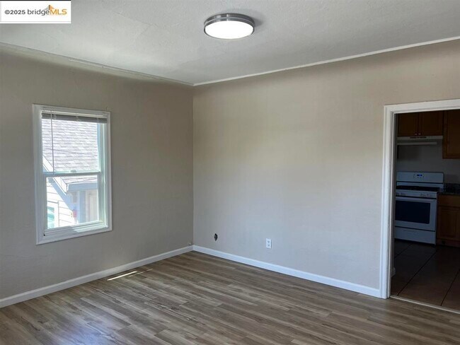 Building Photo - 449 E 9th St