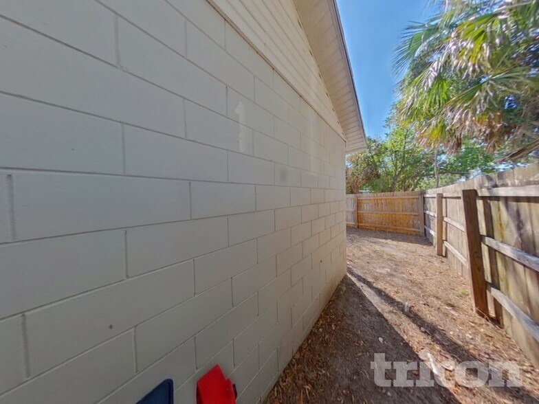 Building Photo - 1002 E 108th Ave