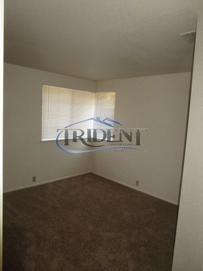 Building Photo - Large 4 bedroom, 3 bath house located on a large lot