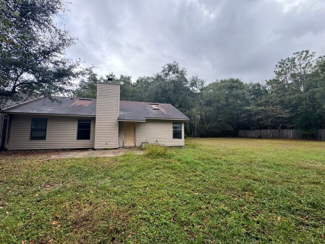 Building Photo - Gorgeous home with a Huge yard!!!