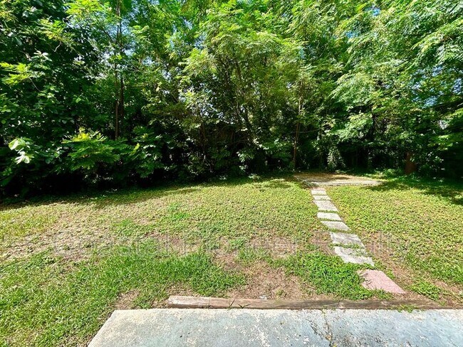 Building Photo - 2507 Lenna Ave