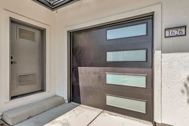 Building Photo - Fully Furnished 3BD/2BA Home with Solar – ...