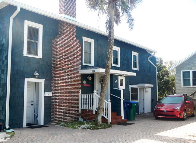 Side View - 1412 Strand St